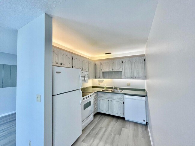 Building Photo - 2600 SE Ocean Blvd