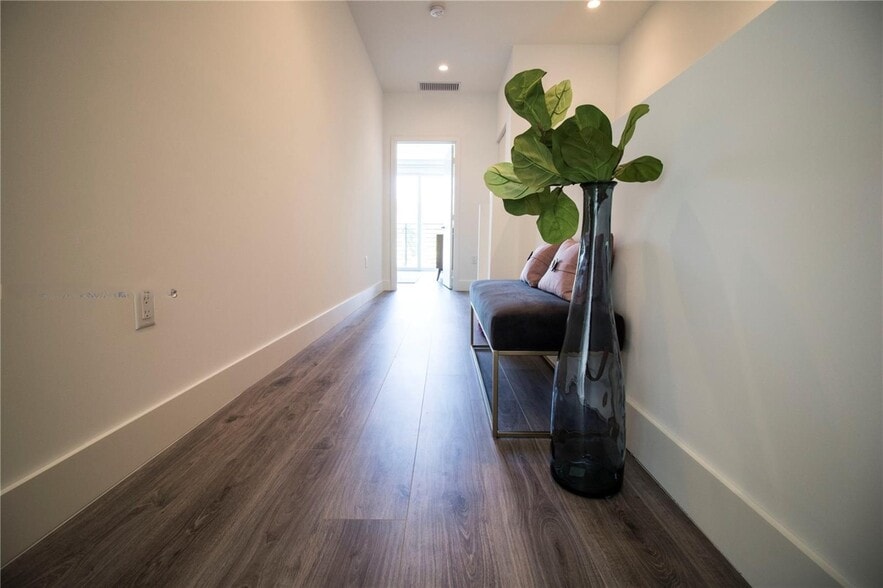 Building Photo - 2465 NE 135th St