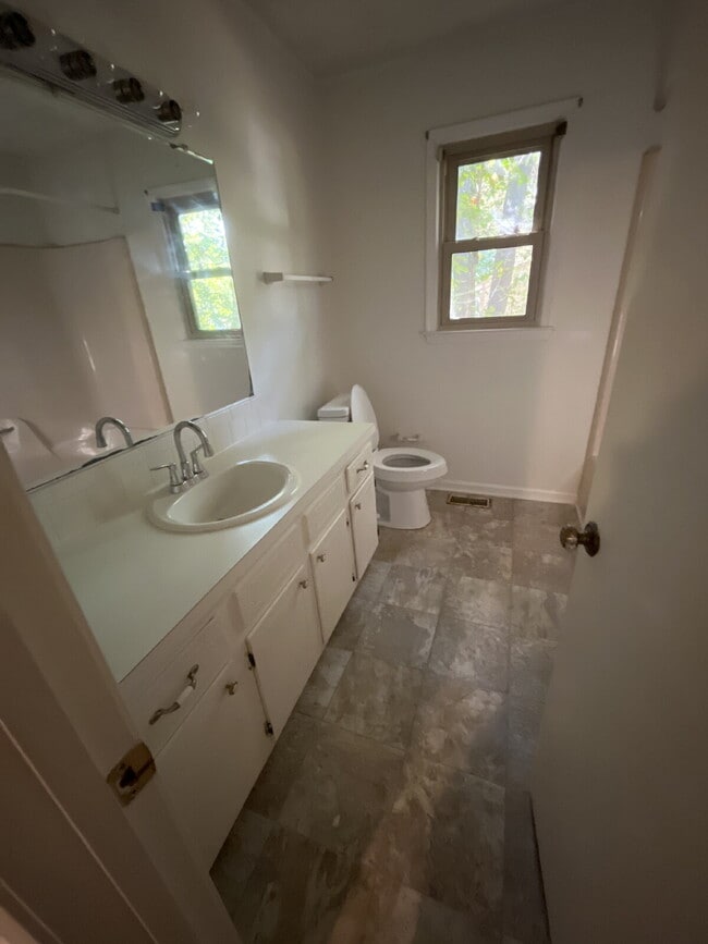 Building Photo - Location is Everything! Close to Downtown and all that it has to offer! Shopping, Restaurants, Pa...