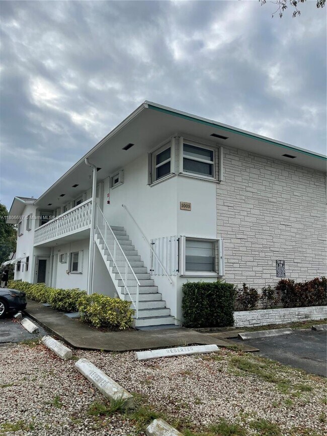 Building Photo - 1005 S 17th Ave