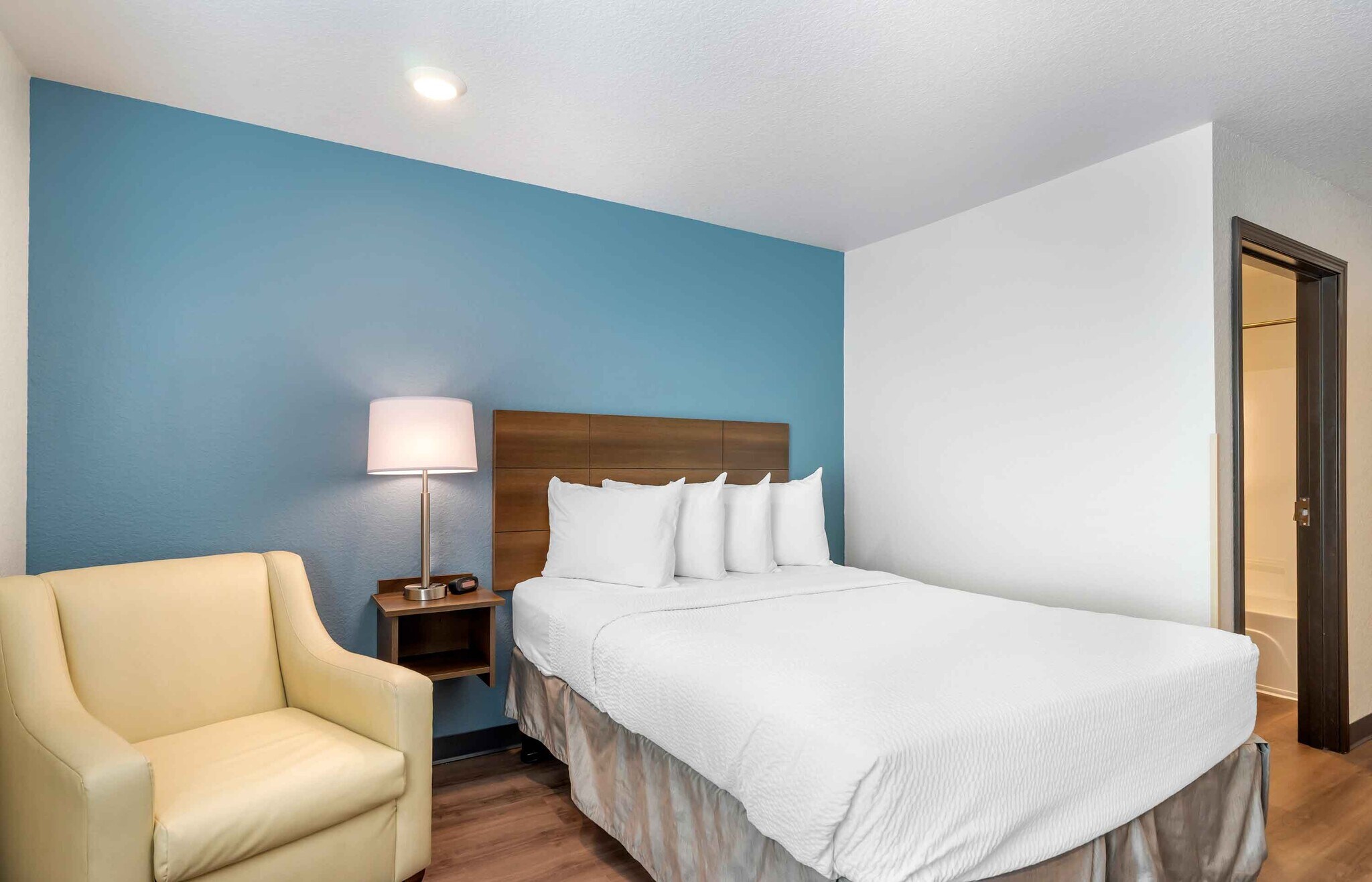 Building Photo - Furnished Studio-Clearwater