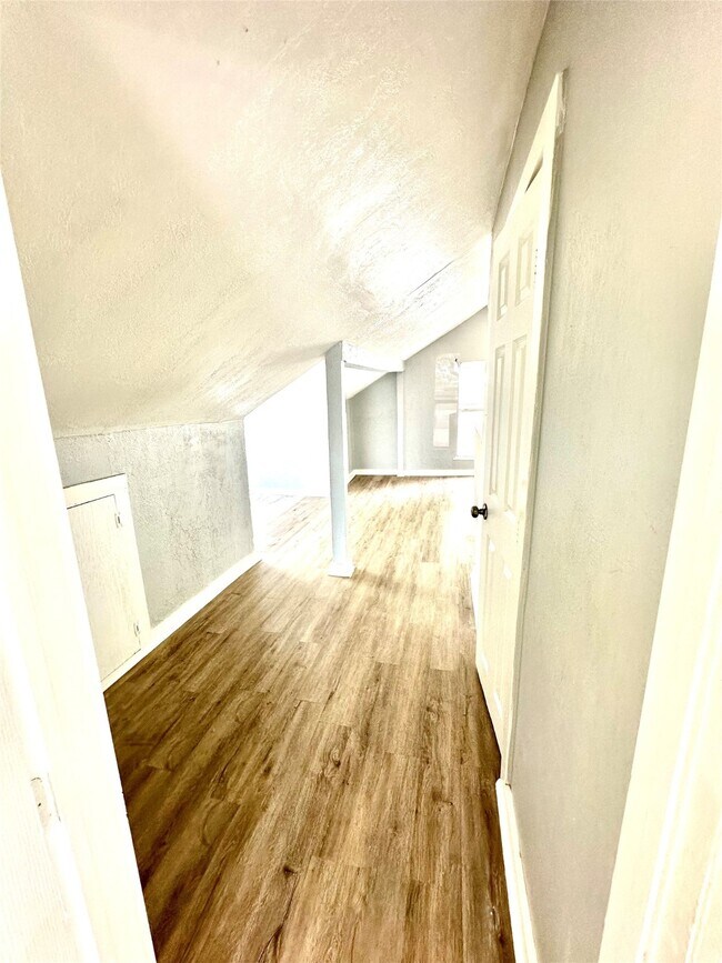 Building Photo - 1411 Miles St
