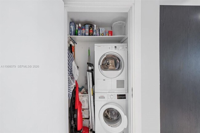 Building Photo - 200 Biscayne Blvd Way