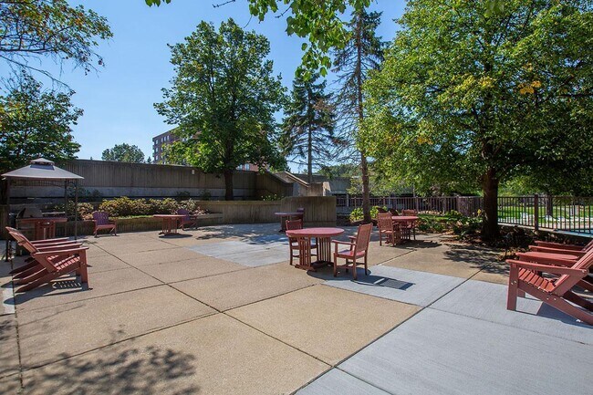 Building Photo - 5915 Meadow Dr