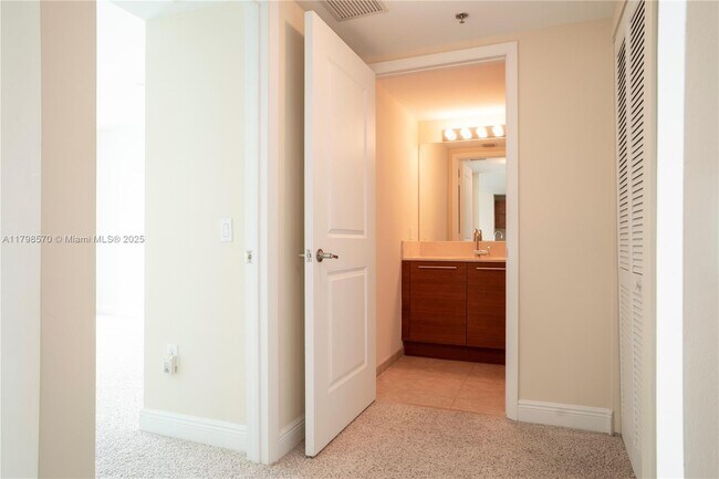 Building Photo - 2681 N Flamingo Rd