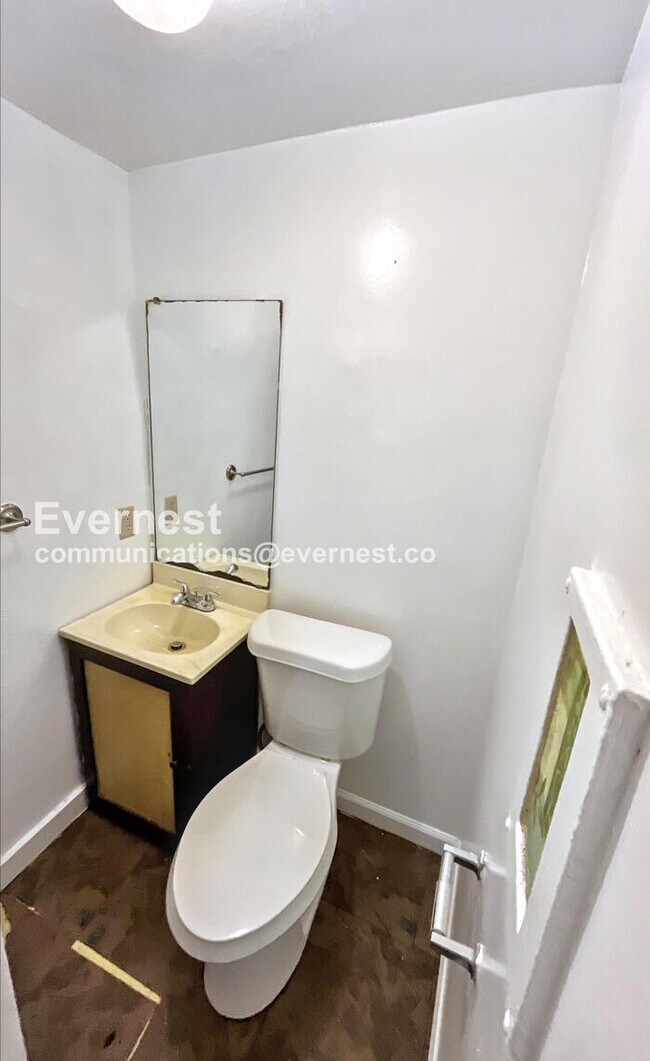 Building Photo - 413 N Moore Rd