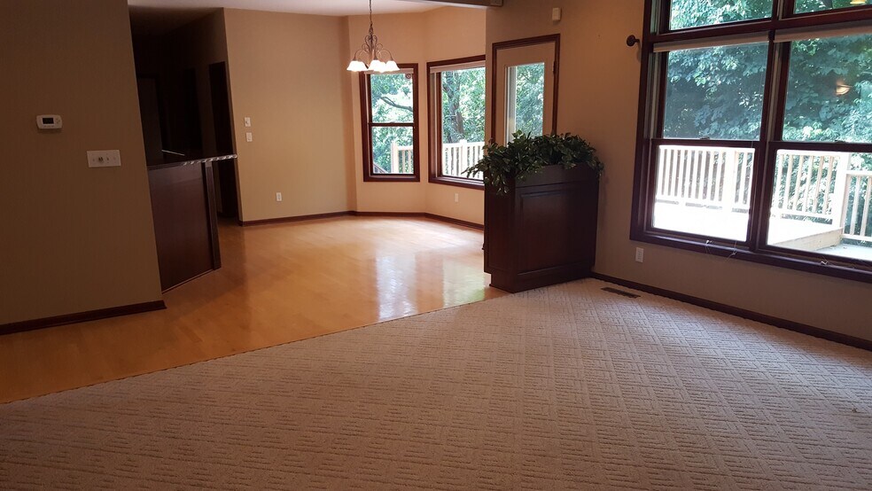 Living room - 2007 Glendale Hills Dr NE