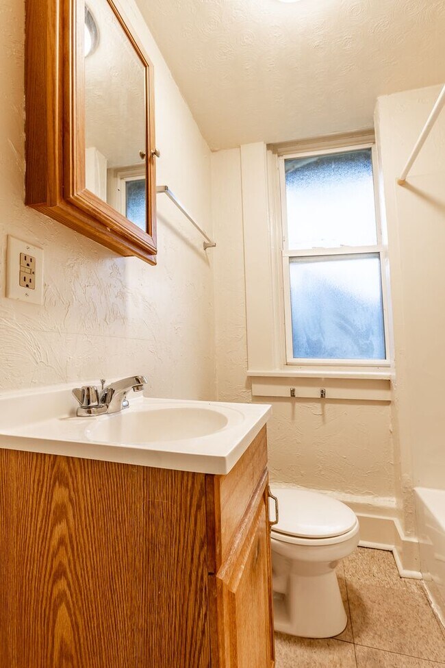 Building Photo - 466 Hays Ave