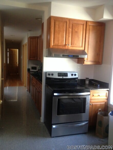 Building Photo - 10 Moreland St