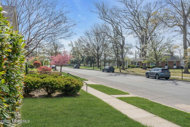 Building Photo - 115 Grassmere Avenue