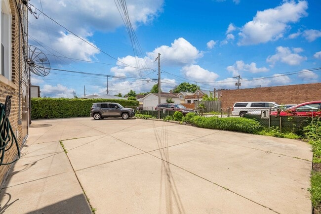 Building Photo - 7041 W Addison St