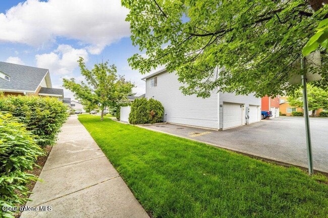 Building Photo - Beautiful Updated 3 Bedroom Condo with A/C, Garage & Fireplace in Forsythia Place!