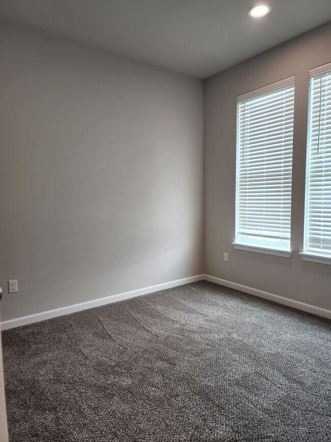 Building Photo - 15717 View Dr Ct SE