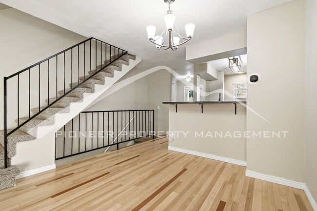 Building Photo - Spacious Townhouse with Central AC and Washer/Dryer