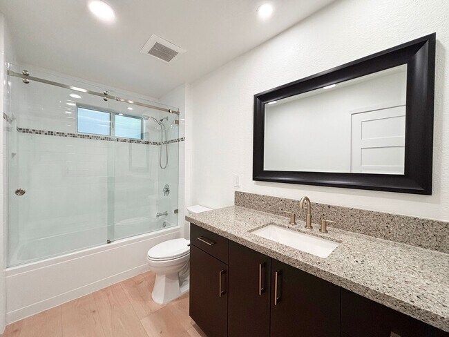 Building Photo - Beautifully Renovated 3BD/2.5BA House in L...