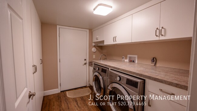 Building Photo - 9059 N Arroya Vista Dr