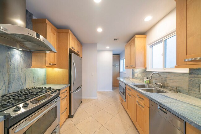 Building Photo - Warm & Inviting Manhattan Beach Rental Home!