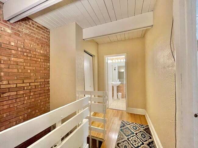 Building Photo - 806 S Loomis St