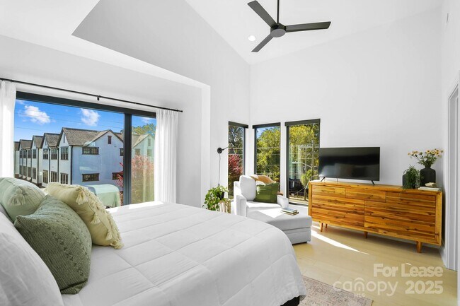 Building Photo - 3301 Spencer St