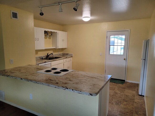 Building Photo - 1033 S 5th St