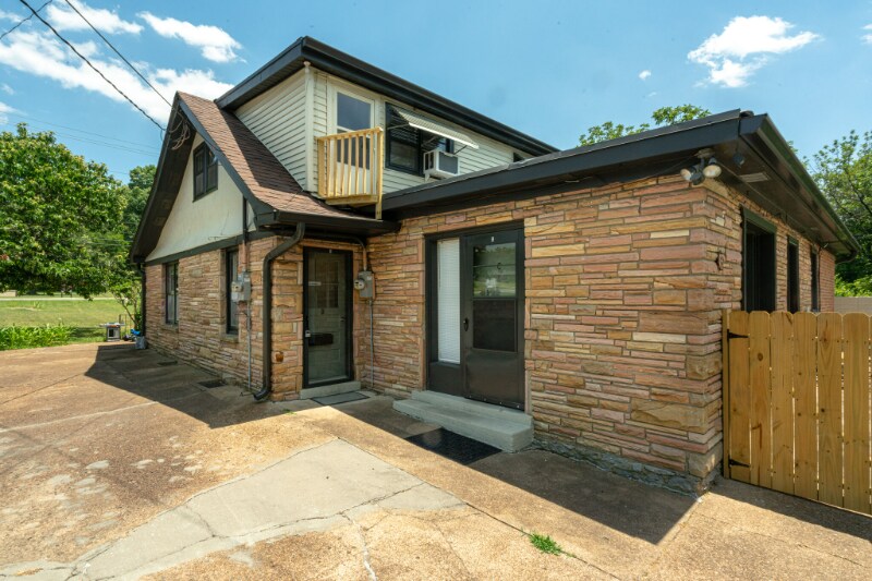 Building Photo - 600 Larkin Springs Rd