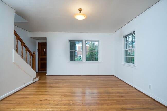 Building Photo - Vintage 2 Bedroom Townhouse