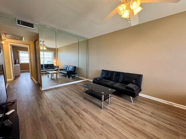 Building Photo - 4019 Lincoln A