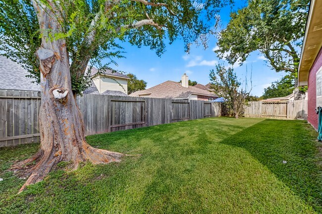 Building Photo - 15618 Edgemere Ct