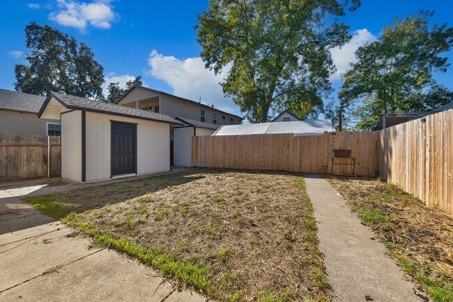 Building Photo - Updated 2 Bedroom Home in Sacramento
