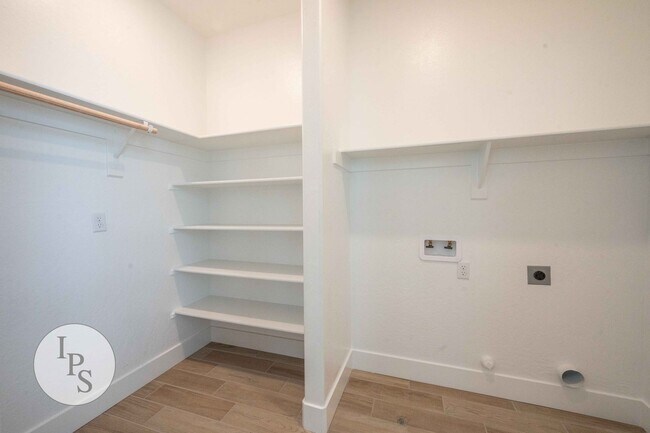 Building Photo - 2830 E Tamarind Dr