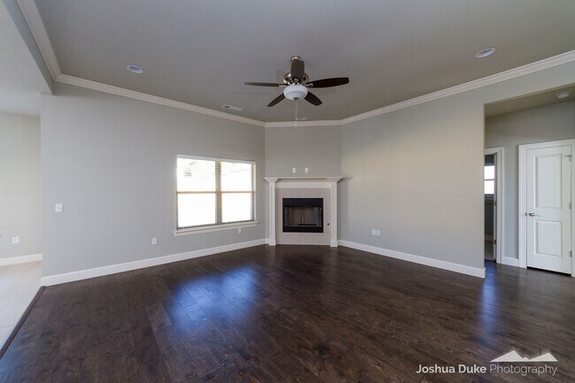 Building Photo - 3 bedroom 2 bath modern style home minutes from I-49 and Fayetteville access !!