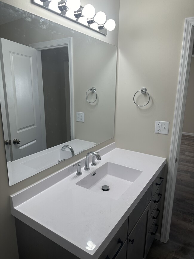 Bathroom - 4703-4705 Pierre St