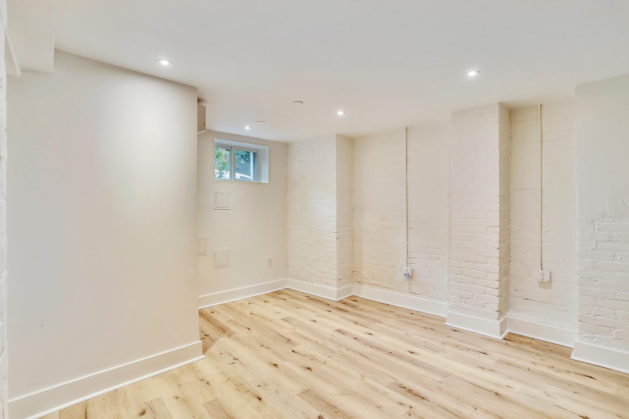 Building Photo - 1855 Mintwood Pl NW