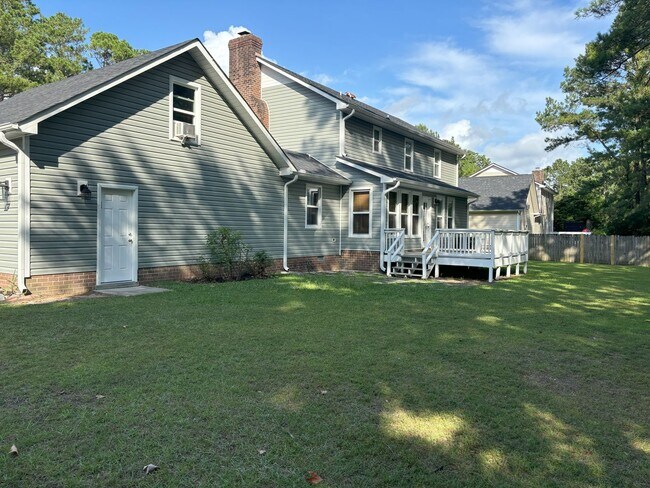 Building Photo - Pretty on Pine Valley