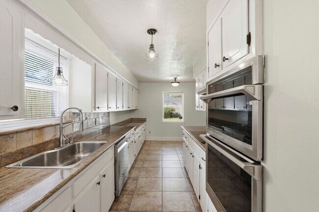 Building Photo - 2518 Henderson Ln