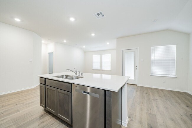 Building Photo - 2139 Thornton Dr