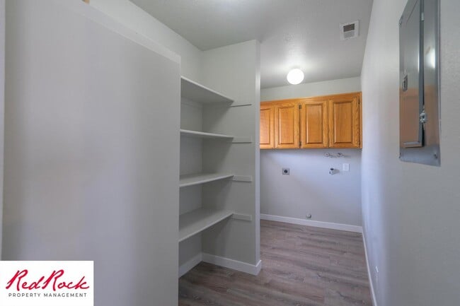 Building Photo - Remodeled 2 Bedroom Townhome. Pet Friendly!