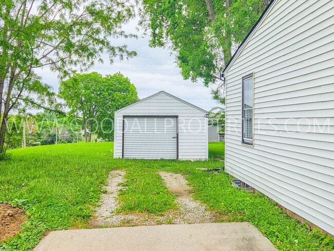 Building Photo - Cozy 2-Bedroom Home Near Downtown Des Moines & Gray’s Lake