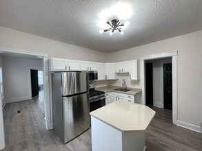 Building Photo - 122-124 E Lloyd