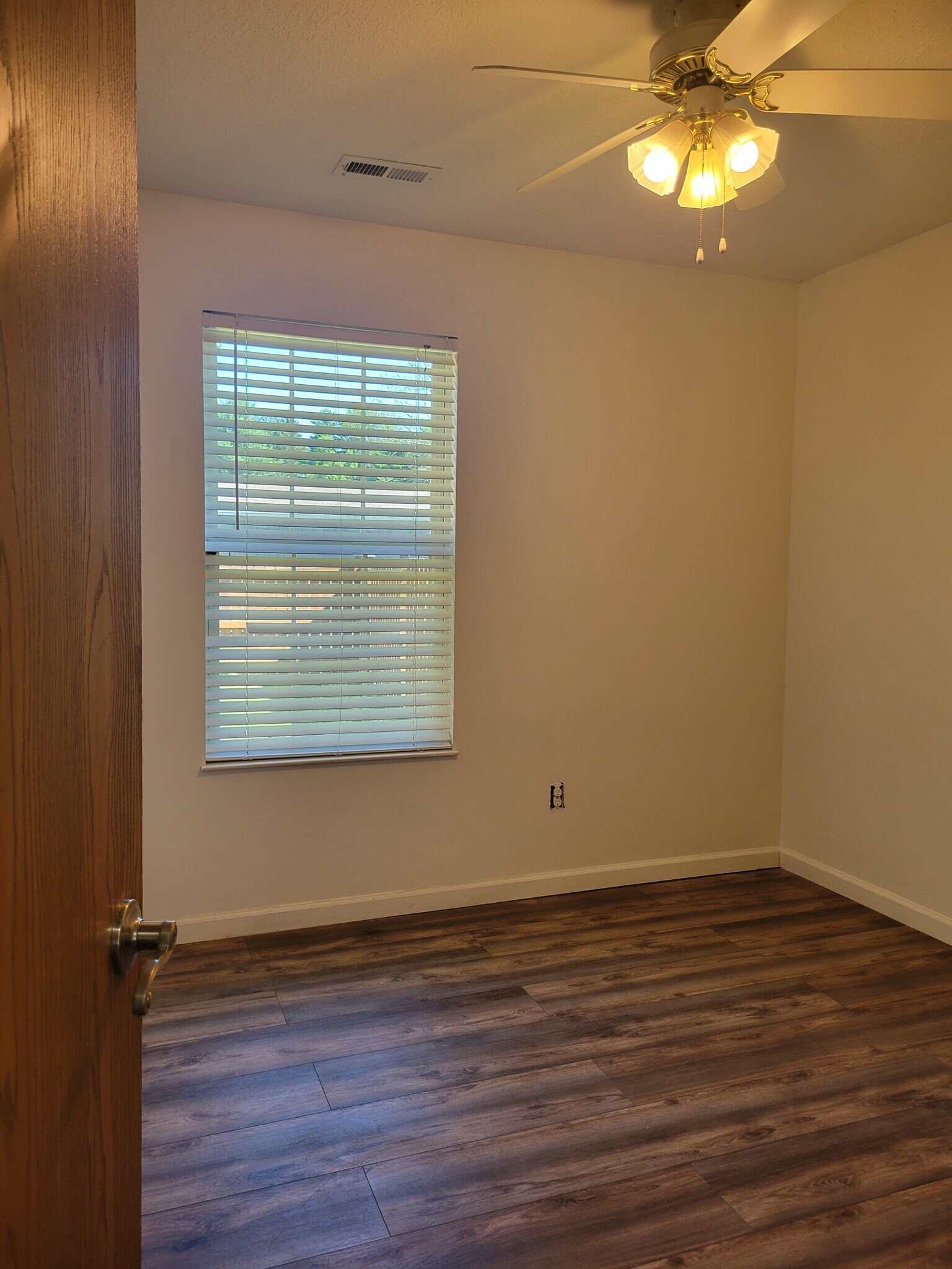 Building Photo - 950 Troy Ct