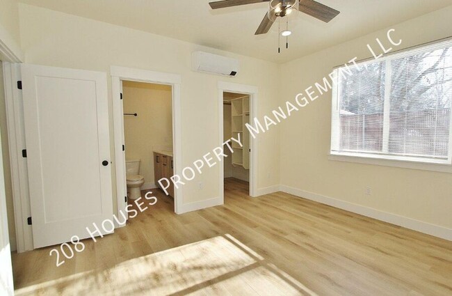 Building Photo - Immaculate Main-Level Apartment