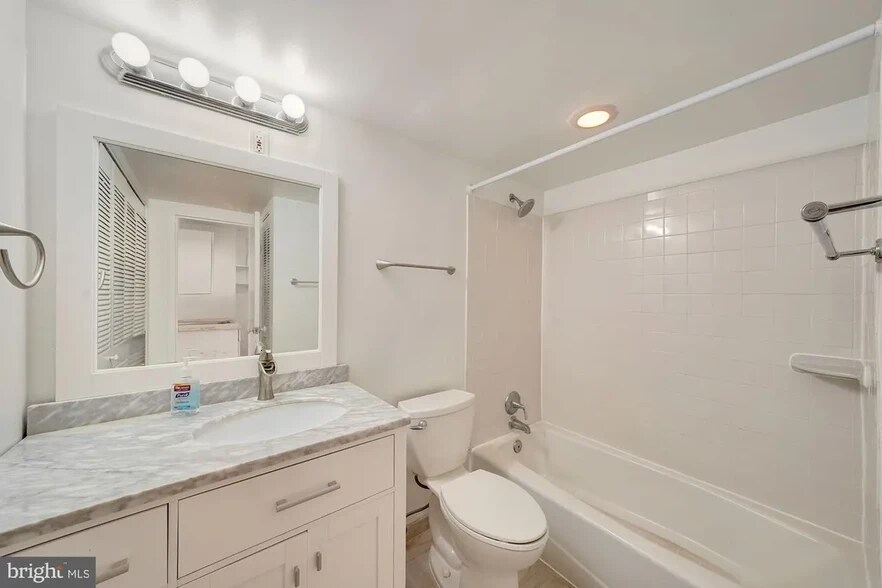 Building Photo - 922 24th St NW