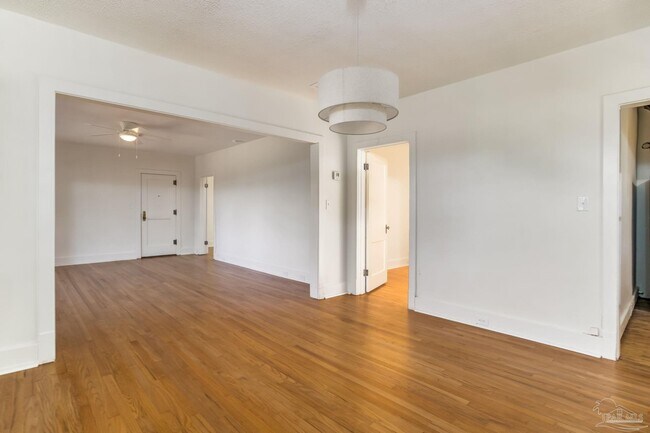 Building Photo - 1515 E Lakeview Ave