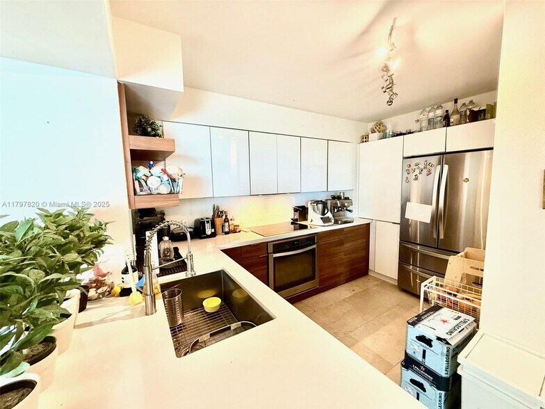 Building Photo - 1155 Brickell Bay Dr