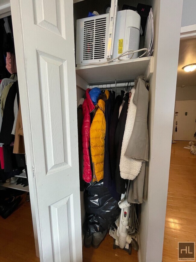 Building Photo - Prime Location!!! Spacious 1 bedroom with ...