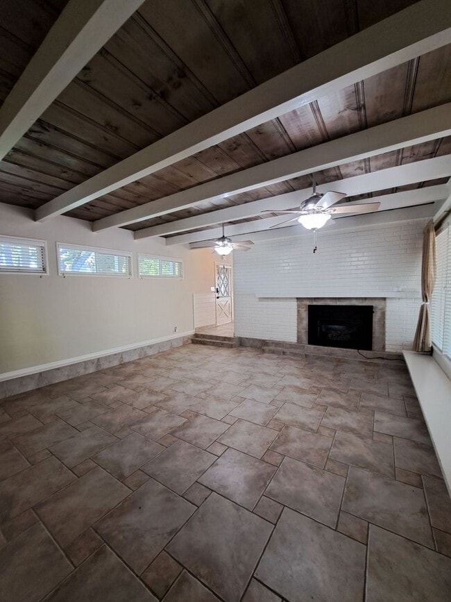 Building Photo - Beautiful Single Level Home on a Half Acre...