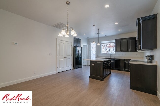 Building Photo - 3 Bedroom Single-Level Home In Quiet St. G...