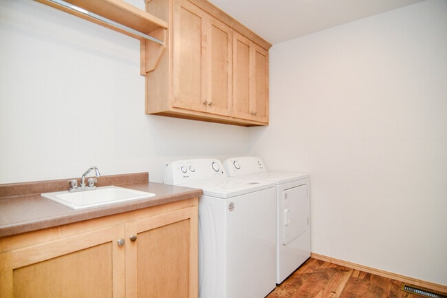 Building Photo - 2220 Blue Stem Ln