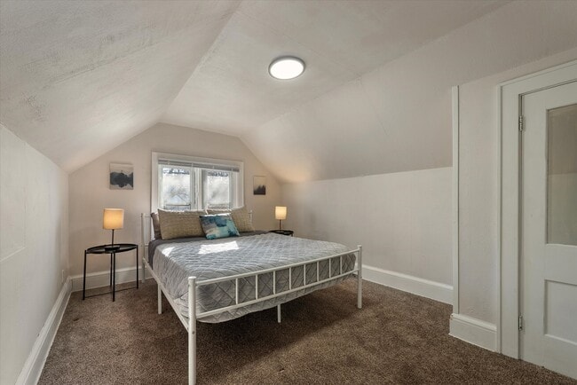 Building Photo - 340 E Clarence St