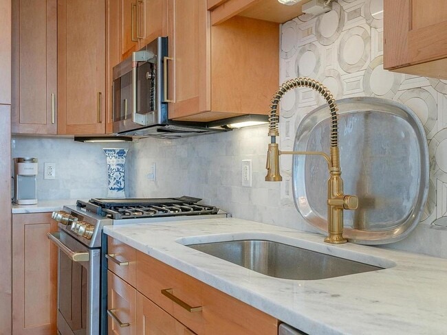 Building Photo - 8220 Crestwood Heights Dr